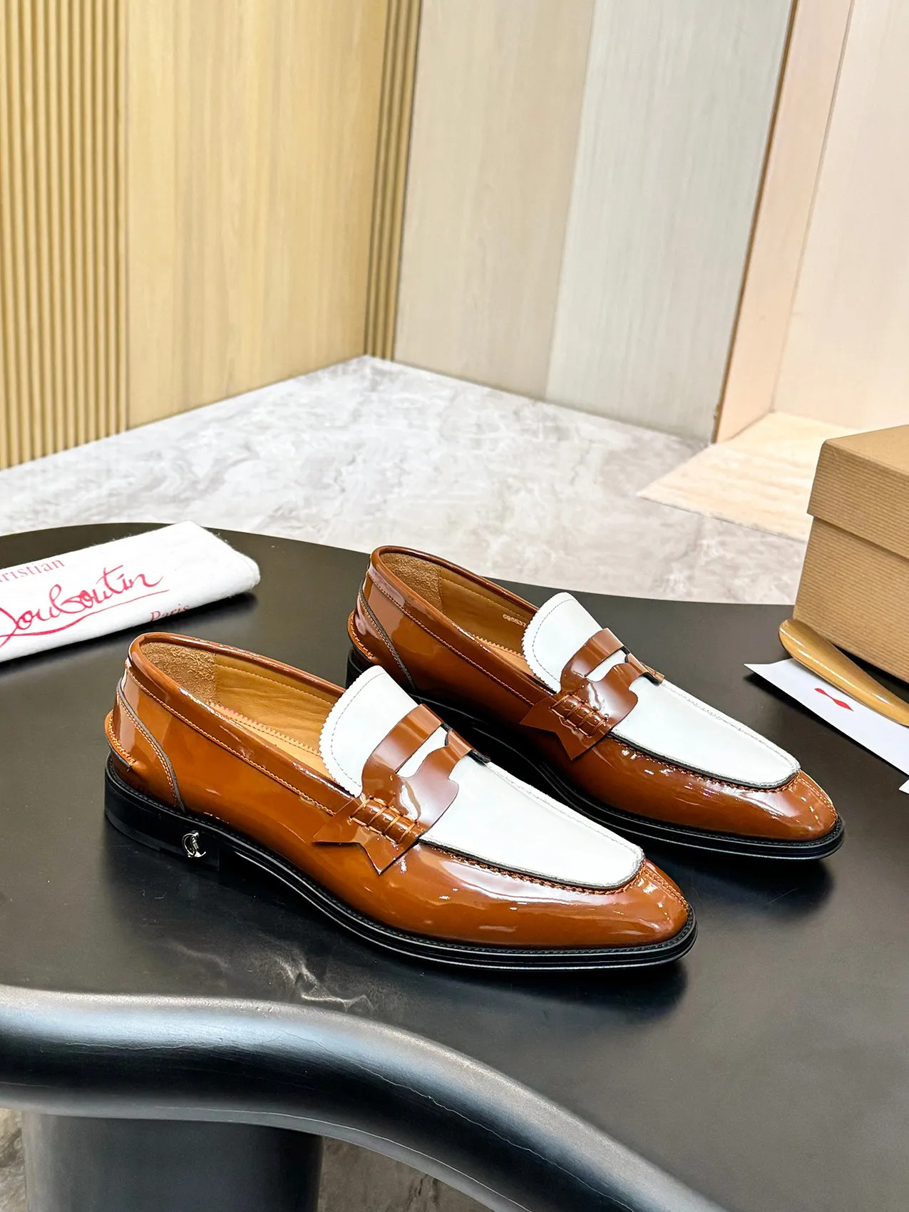 [CL red sole shoes] Top P: 1020💰 Size 39-44 (⚠️38.45.46.47 custom-made, non-returnable and non-exchangeable) 🆑High-end men's business formal leather shoes, original authentic top quality goods ••✅💯 Top original order purchasing agent! Original imported patterned cowhide ➕Imported cowhide lining ➕Cowhide feet ➕Original leather outsole~🉑️Feel free to compare the authentic ones!
